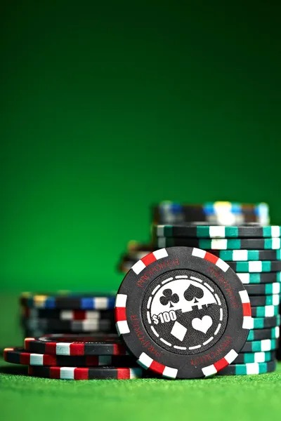 Mobile phone displaying Dragon Tiger Live betting interface with card prediction options